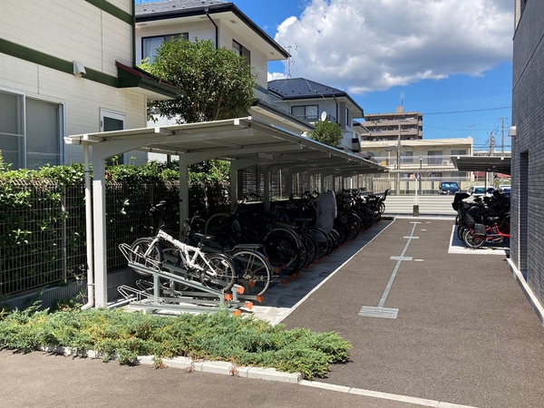 【サーパス薬師堂】駐輪場