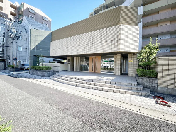 【ファミリアーレ原】エントランス