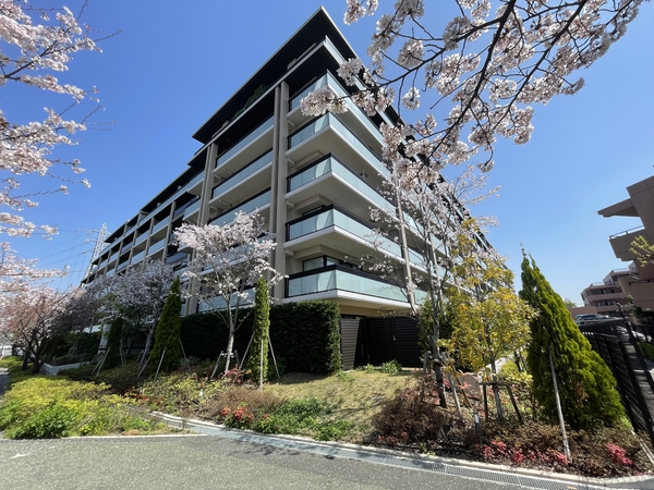 【ルネ横浜戸塚】外観写真（春）