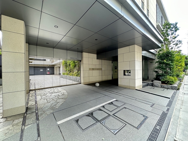 【ザ・パークハウス目黒青葉台】エントランスアプローチ