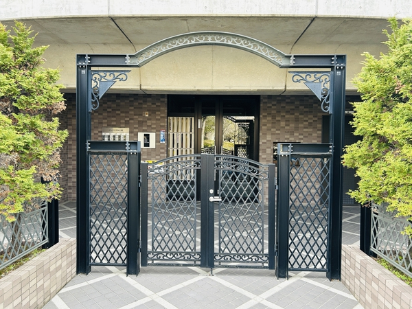 【インペリアル上桂】エントランス前 【インペリアル上桂】エントランス前