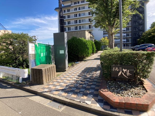 【ドルミ八幡】マンション入り口