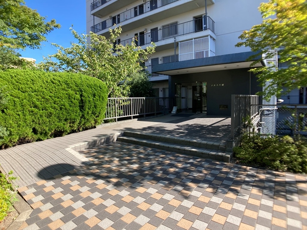 【ドルミ八幡】エントランスアプローチ