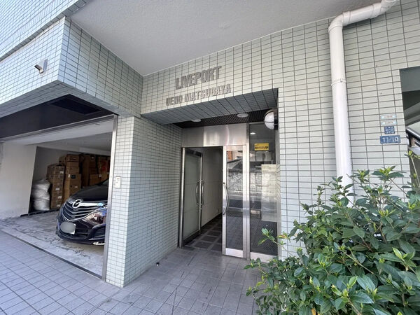 【リブポート上野松ヶ谷】エントランス