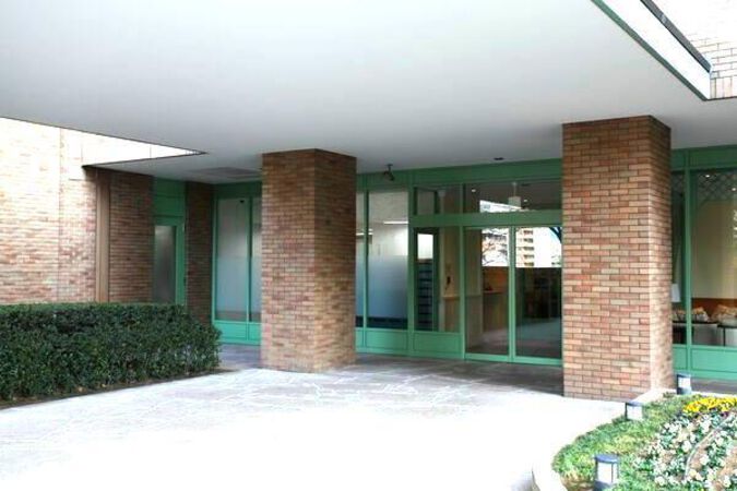 風格あるエントランス。風除室を抜けると中にオートロックの扉があります。 風格あるエントランス。風除室を抜けると中にオートロックの扉があります。