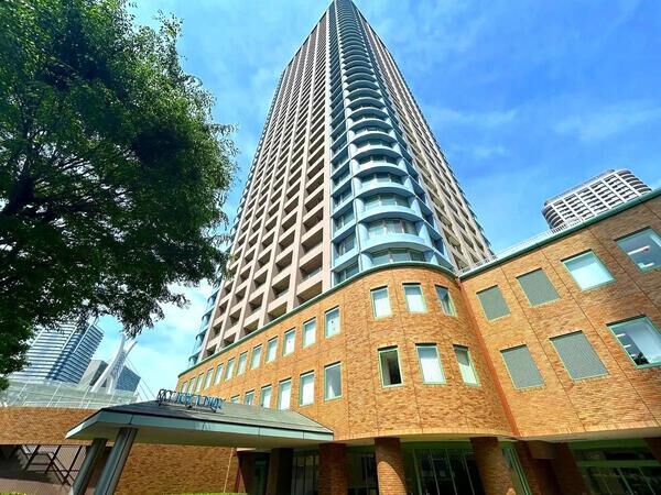 【スカイライトタワー】敷地内は散策路や植栽が整備され、季節を感じながら気持ちよく生活できます。 【スカイライトタワー】敷地内は散策路や植栽が整備され、季節を感じながら気持ちよく生活できます。