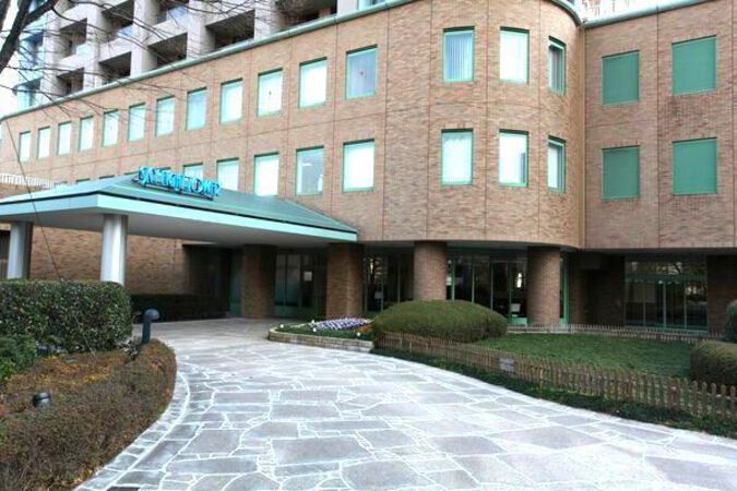 堂々としたエントランスファサード。滑らかなスロープで入口へといざないます。 堂々としたエントランスファサード。滑らかなスロープで入口へといざないます。