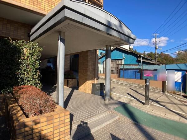 【朝日プラザ八幡】エントランスアプローチ