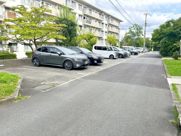 【箕面粟生第2住宅】駐車場 【箕面粟生第2住宅】駐車場