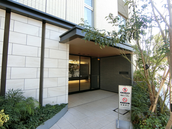 【ジェイグラン横浜片倉町】エントランス