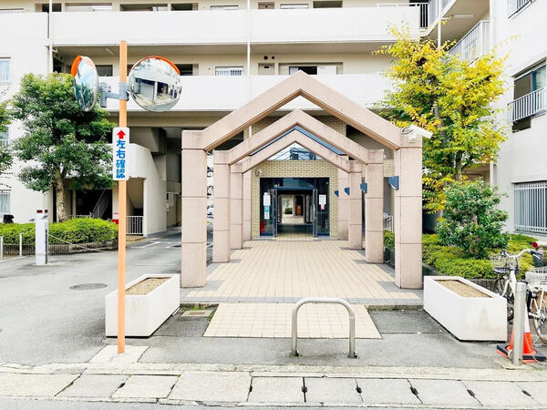 【サンヴェール太秦】エントランスアプローチ