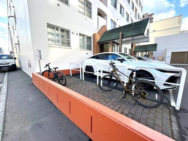 【クリーンリバー桑園第2】共用部分（駐車場）1