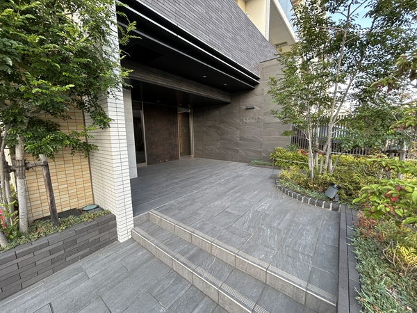 【カルティア瑞穂が丘】エントランス