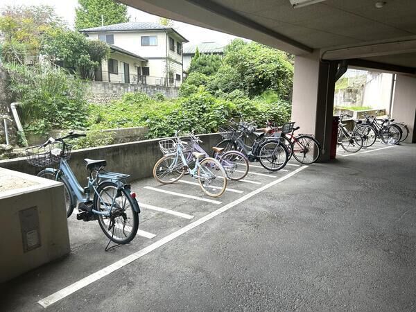 【フローレンス口田南弐番館】駐輪場