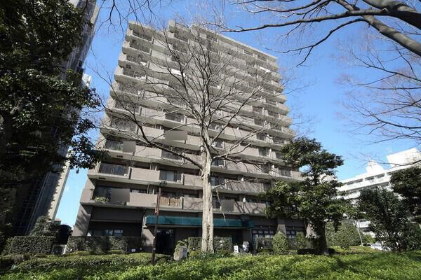 【大宮大門パークホームズ】氷川参道に面して佇む、和の情緒あふれる13階建ての高層マンション。		