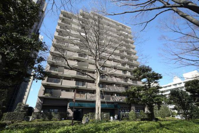 【大宮大門パークホームズ】氷川参道に面して佇む、和の情緒あふれる13階建ての高層マンション。 【大宮大門パークホームズ】氷川参道に面して佇む、和の情緒あふれる13階建ての高層マンション。