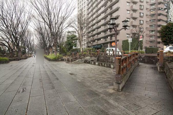 氷川参道の一部を整備した「平成ひろば」はマンションの目の前。		