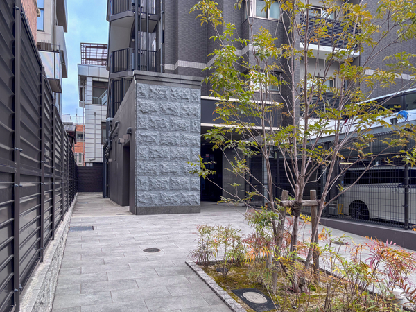 【プレサンスロジェ上本町】エントランス