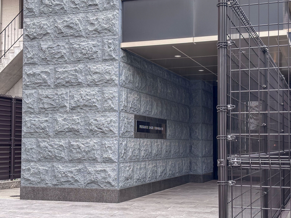 【プレサンスロジェ上本町】館銘板