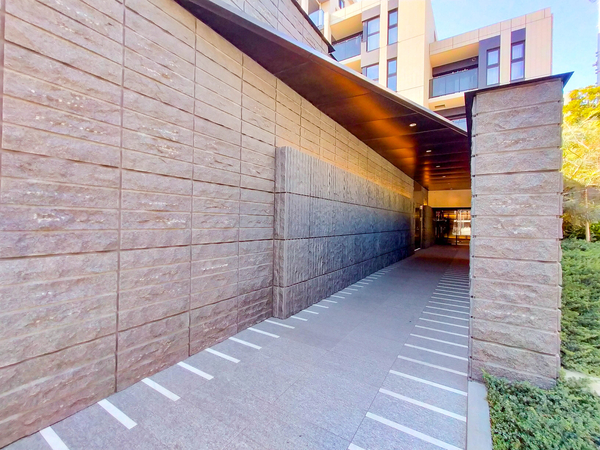 【レーベン横浜山手ONE WARD COURT】エントランス