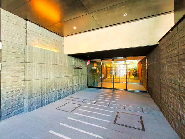 【レーベン横浜山手ONE WARD COURT】エントランス