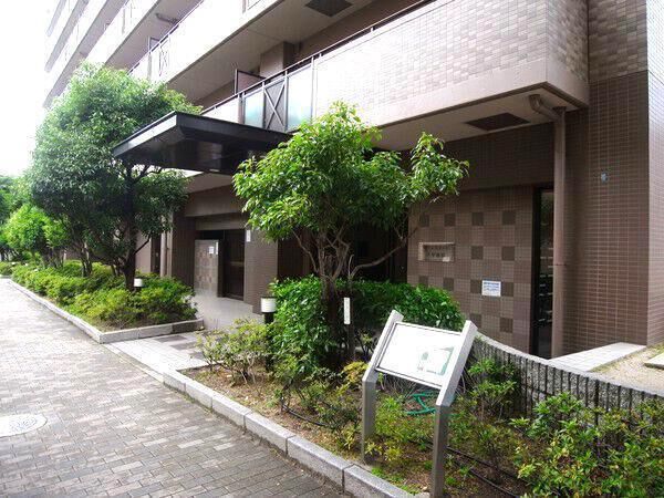 【ローレルコート六甲篠原】エントランス前