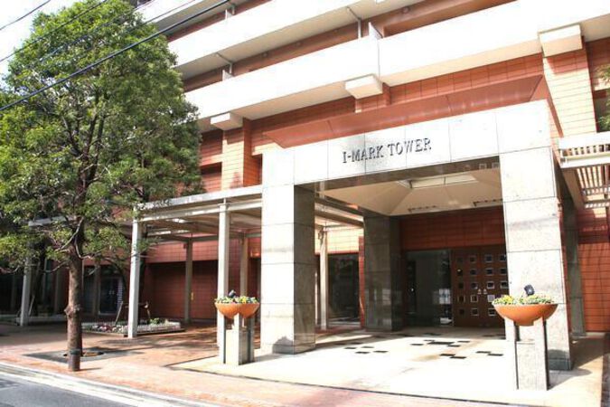 【アイ・マークタワー】並木を配置したファサードと両側の花壇が温かみを表現するアプローチ。 【アイ・マークタワー】並木を配置したファサードと両側の花壇が温かみを表現するアプローチ。