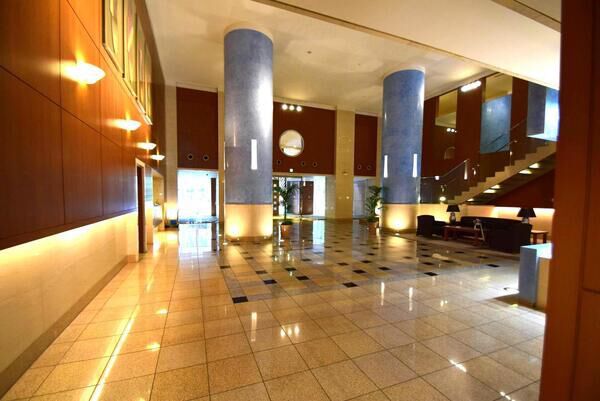 【アイ・マークタワー】グランドホテルを意識した、ラグジュアリーな雰囲気のエントランス。