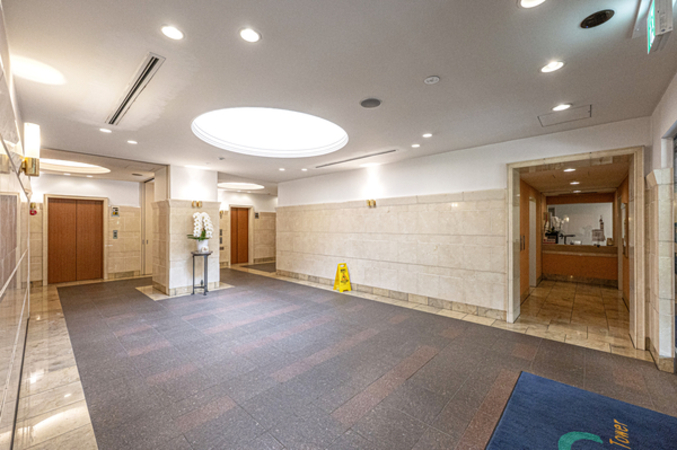 広々としたエレベーターホール。