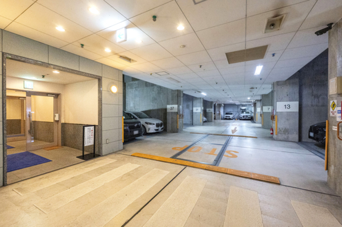 居住者専用の大型駐車場。