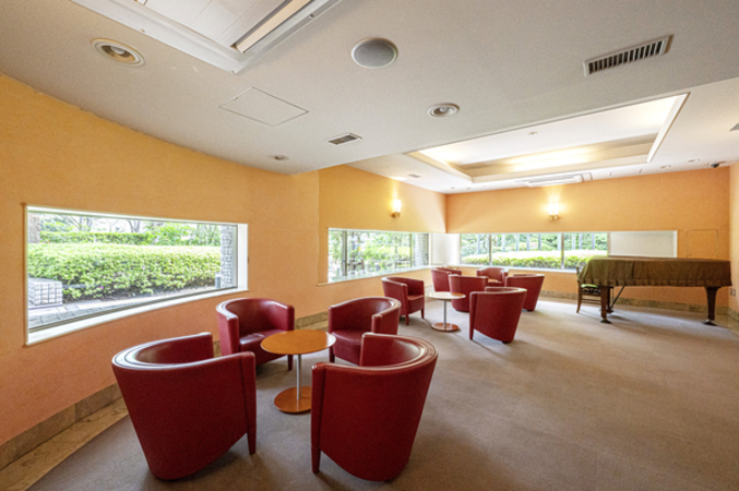 隣接するガーデンが見える居住者用ラウンジ。