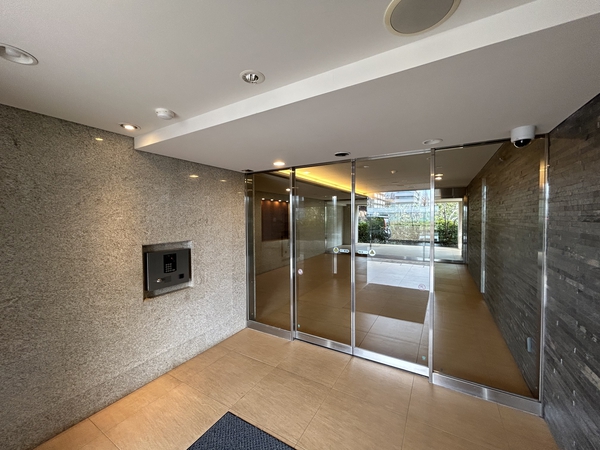 【ザ・パークハウス三鷹下連雀ガーデンコート】エントランス