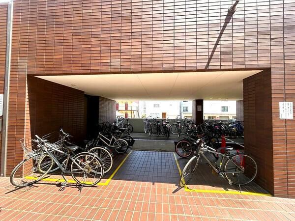 【アルファコート9行啓通り】共用部分（駐輪場）