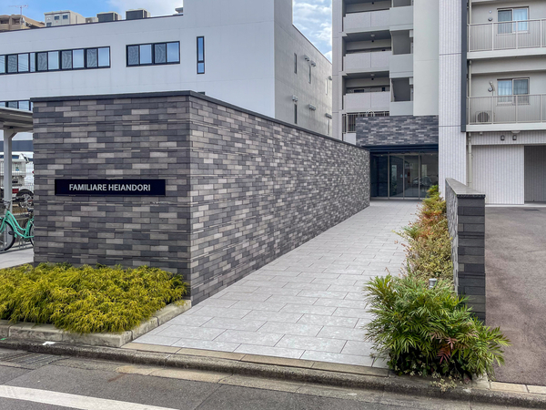 【ファミリアーレ平安通】エントランス