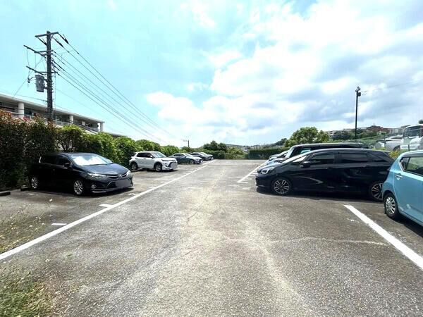 【コスモ上大岡サニーウイング】共用部分（駐車場）