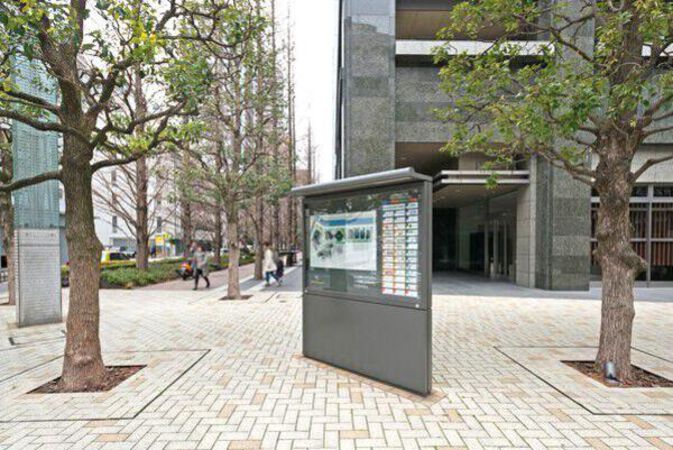 マンション前には明るく広々としたスペースが設けられており、防犯面にも配慮。