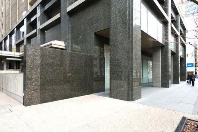 直線的で荘重な雰囲気を醸すエントランス付近。		