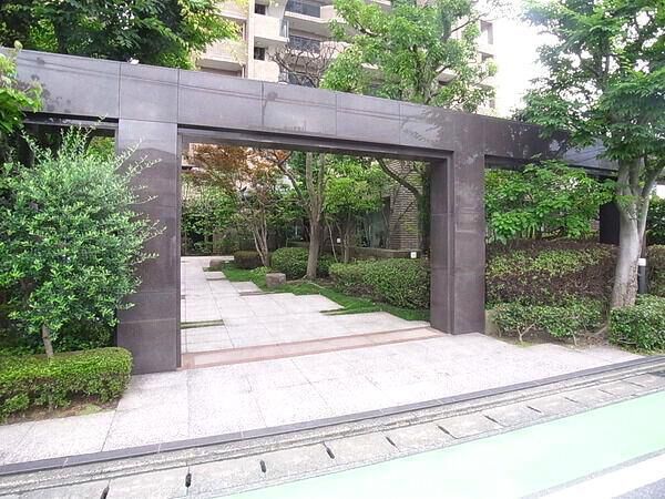 【ルッシュ西公園】エントランス1（アプローチ）
