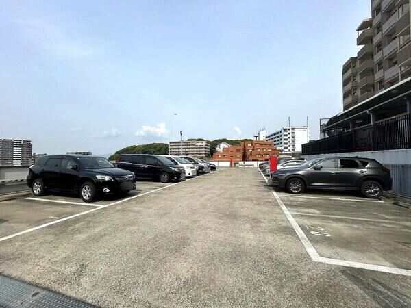 【ロイヤルシャトー小笹】（駐車場）