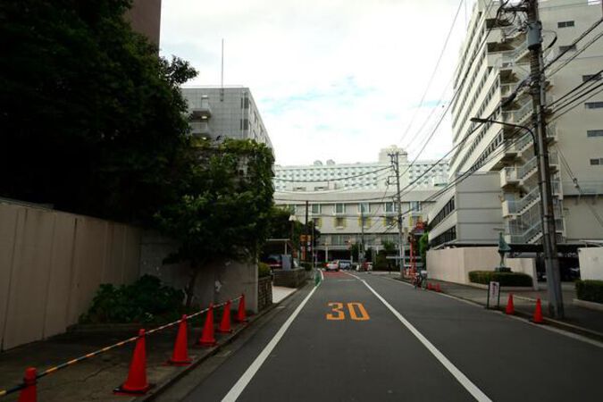 【コープ高輪】前面道路（品川駅から近い高輪の高台に立地）