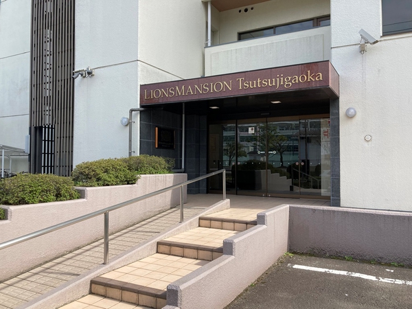 【ライオンズマンション榴ヶ岡】エントランスアプローチ