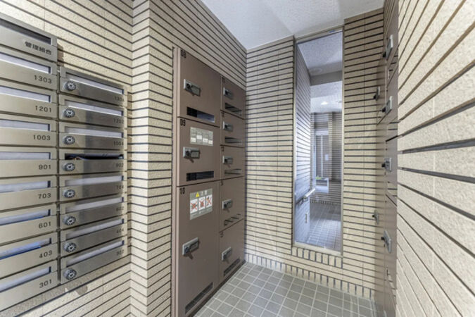 【クリーンリバー円山北5条】エントランス３（宅配ボックス）