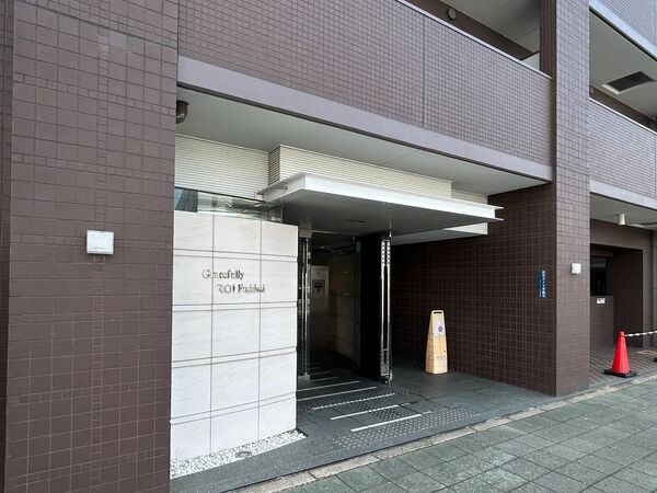 【グレース・フリーロア伏水】エントランス