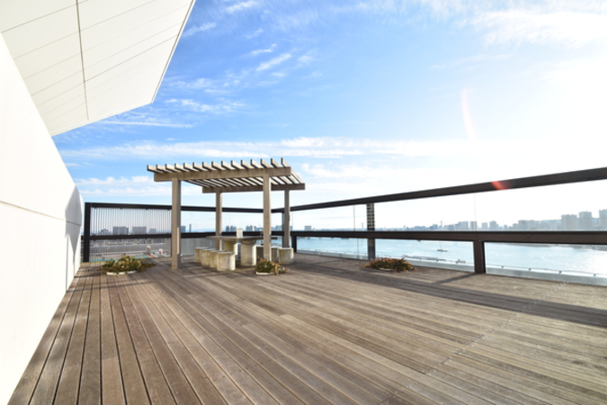 ウッドデッキ仕様のスカイガーデン。