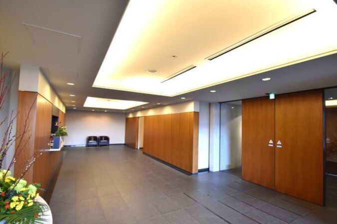 ウェルカムフラワーが飾られたエントランスロビー