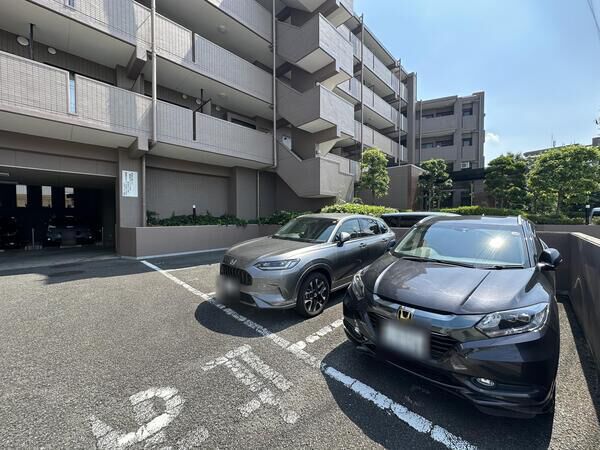 【コスモ大宮ウイングコート】駐車場