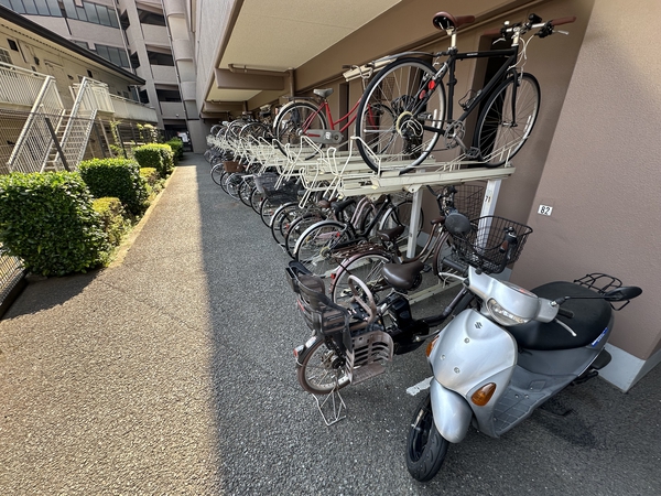 【コスモ大宮ウイングコート】駐輪場