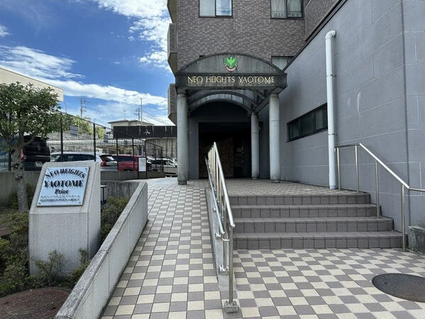 【ネオハイツ八乙女プリオール】エントランスアプローチ