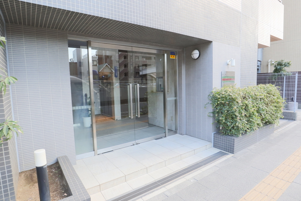 【ガクエンヒルズ北千住】エントランス