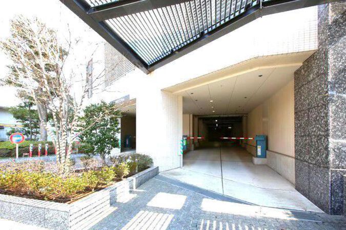 都内の移動に便利な国道１号線桜田通りに面した336台収容の駐車場。